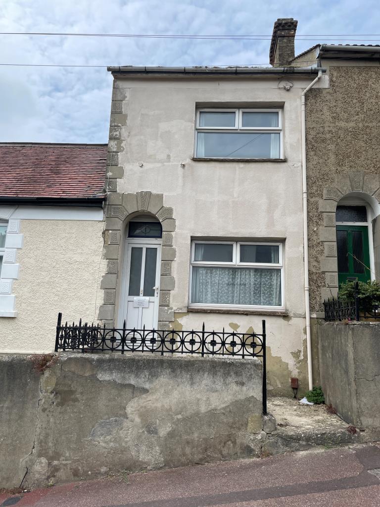 Lot: 158 - TWO-BEDROOM END-TERRACE FOR IMPROVEMENT - Mid terrace house